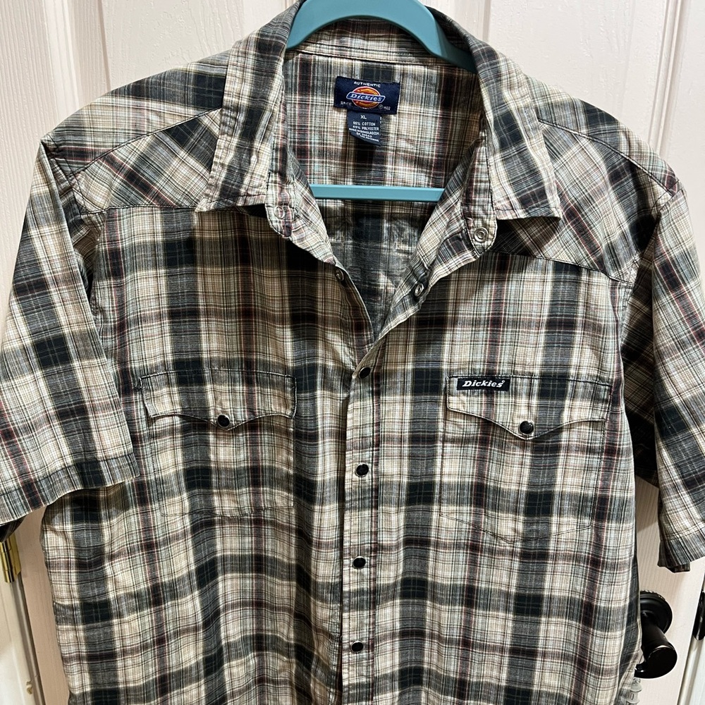 Dickies Short-Sleeve Plaid Work Shirt in Black & Cream with a little red.